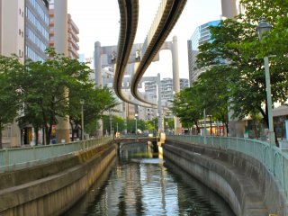 This winding track runs along the canal in Chiba City. Can you imagine what the ride would feel like? There&#39;s a slight rock as it freely sways along the 15.2Km distance.