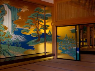 However, getting to the most extravagant rooms finally took my breath away. The paintings are all accurate copies of the originals from the Edo period. They are the quintessence of Japanese beauty.