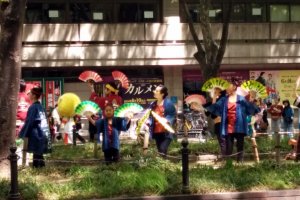 The Sparrow Dance is performed on the center divide of Jozenji Avenue, in a perfect position to entertain the crowds and support the runners on either side of them.&nbsp;