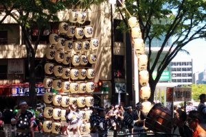 Some performers from Akita Prefecture have come to entertain the crowds with their lantern balancing act.&nbsp;