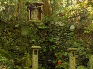 A small waterfall and statue of Statue of Fudō Myō-ō (不動明王) on the Kami-Daigo trail. This is the first stop where you can take a break and have some cold refreshing spring water. After this the serious climbing will start