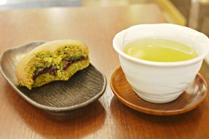 The perfect combination: matcha Doriyaki and a warm cup of green tea!