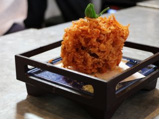 Here we go! The first dish is a kakiage. This one has the shape of an apple but is actually made of fried baby shrimps with a pepper on the top.