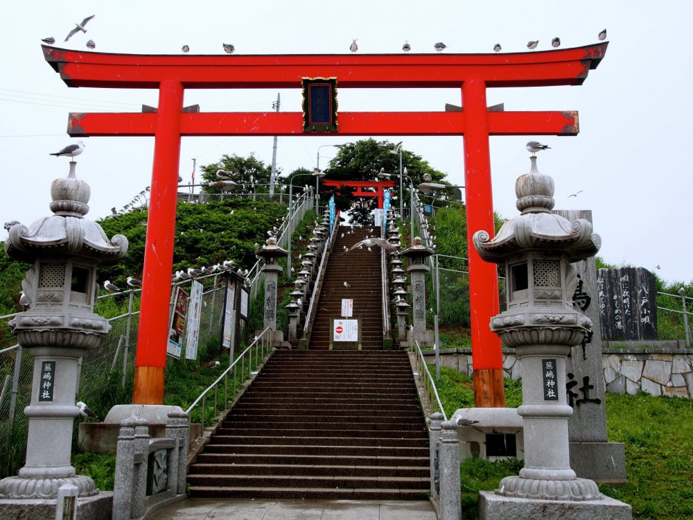 The entrance to Kabushima Shrine