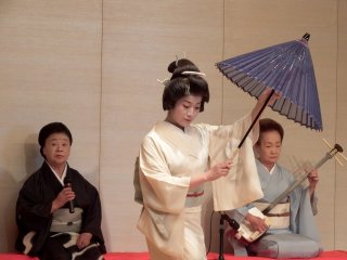 Music was played by veteran Yamanaka Geigi, Ms. Botan (left, vocal) and Ms. Nozomi (right, Shamisen)