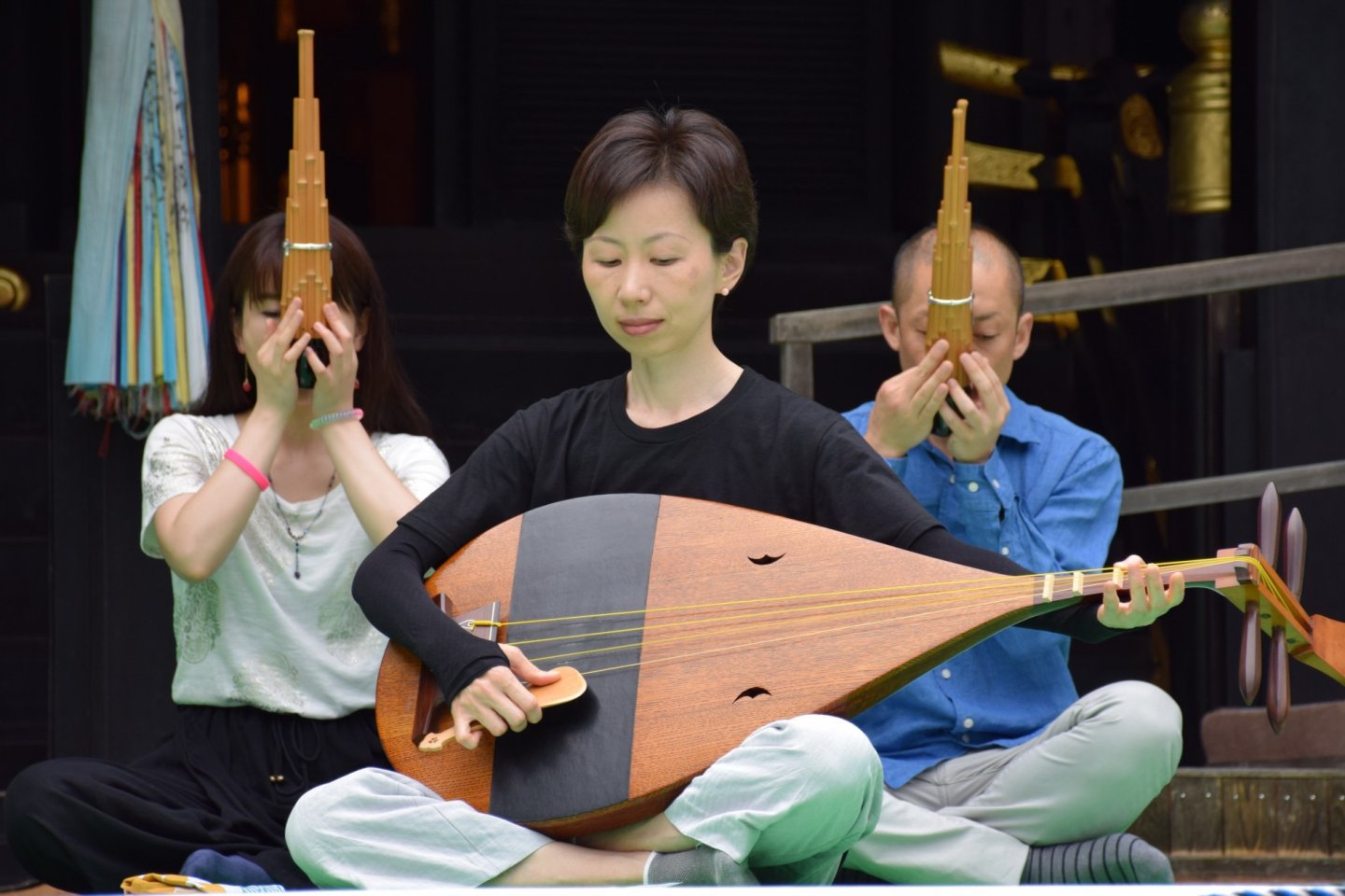 What an elegant style of playing Gagaku music! : ensembles of biwa (Japanese lute) and sho (mouth organ)