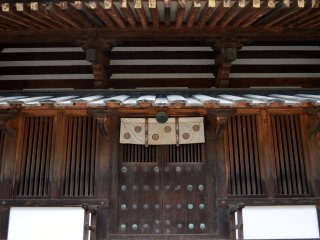 A wooden door with beautiful patterns. This is one of the entrances of the temple&#39;s five-story pagoda