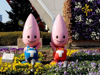 These guys are waiting at the base of the tower to greet you; they are the mascots of Tokyo Tower.&nbsp;