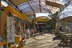 You can find some really great Mt. Fuji gifts from these souvenir shops closest&nbsp;to Shiraito&nbsp;Falls