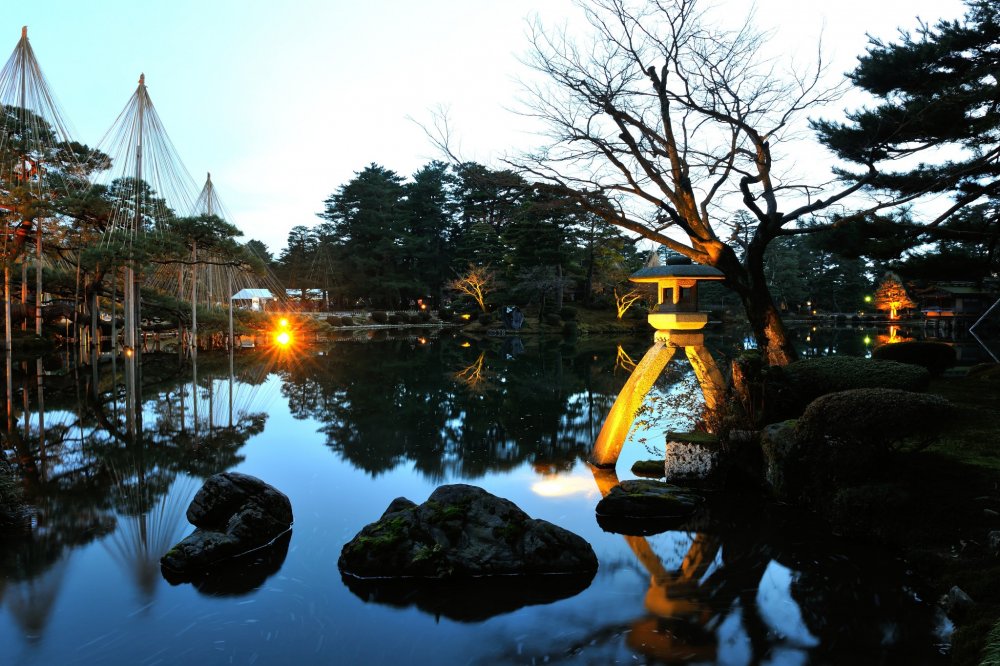 Kotoji Lantern in Kasumigaike Pond. This is the most popular spot in Kenrokuen Garden.