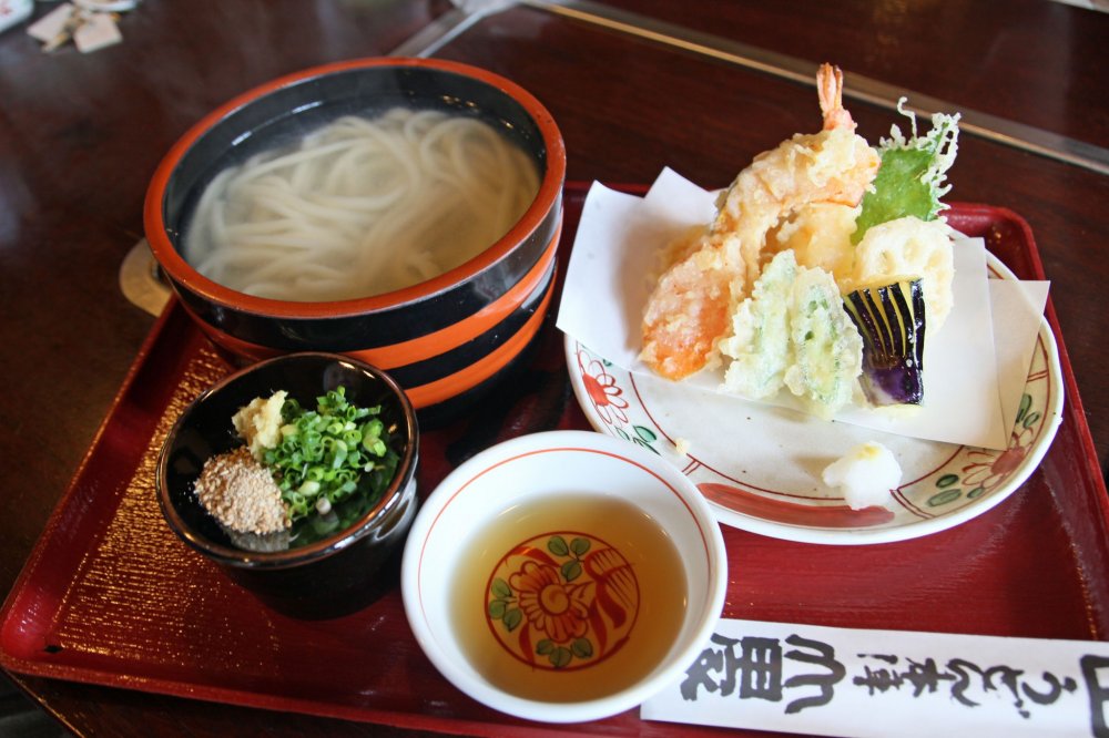 Kama-age Udon; Plain hot udon noodles served with kettle and tempura