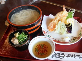 Kama-age Udon; Plain hot udon noodles served with kettle and tempura