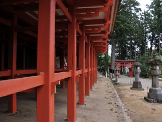 The pillars of the main hall are painted vermilion&nbsp;red to represent the color of the sunrise.