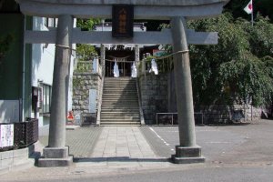 In the same neighborhood you can also experience a visit to a typical, small but handsome local shrine, Negishi Hachiman Jinja  (根岸八幡神社)
, with a large gate at the entrance (torii).