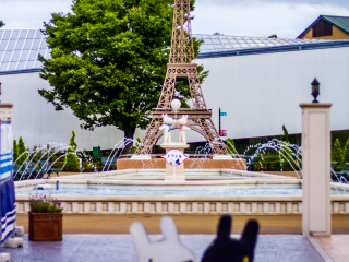 Just as if you were in Paris, you can face the small Eiffel Tower behind elegant fountains