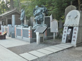 After the main gate of Yakuoin, more statues greet the arriving visitors with their imposing gestures