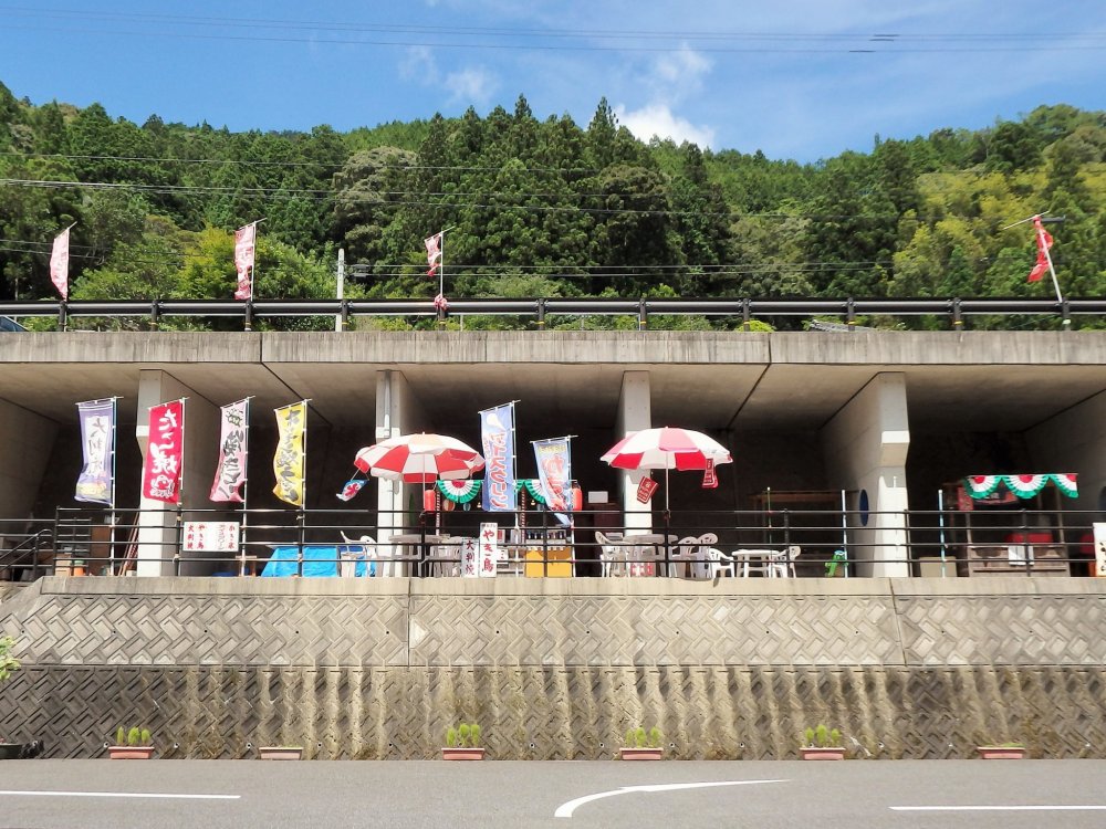 Just outside, beside the parking lot, a handful of locals sell yakisoba noodles, kakigori (flavored shaved ice), and other seasonal snack foods.