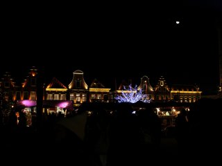 The half moon was up in the night sky above the beautifully illuminated Huis Ten Bosch
