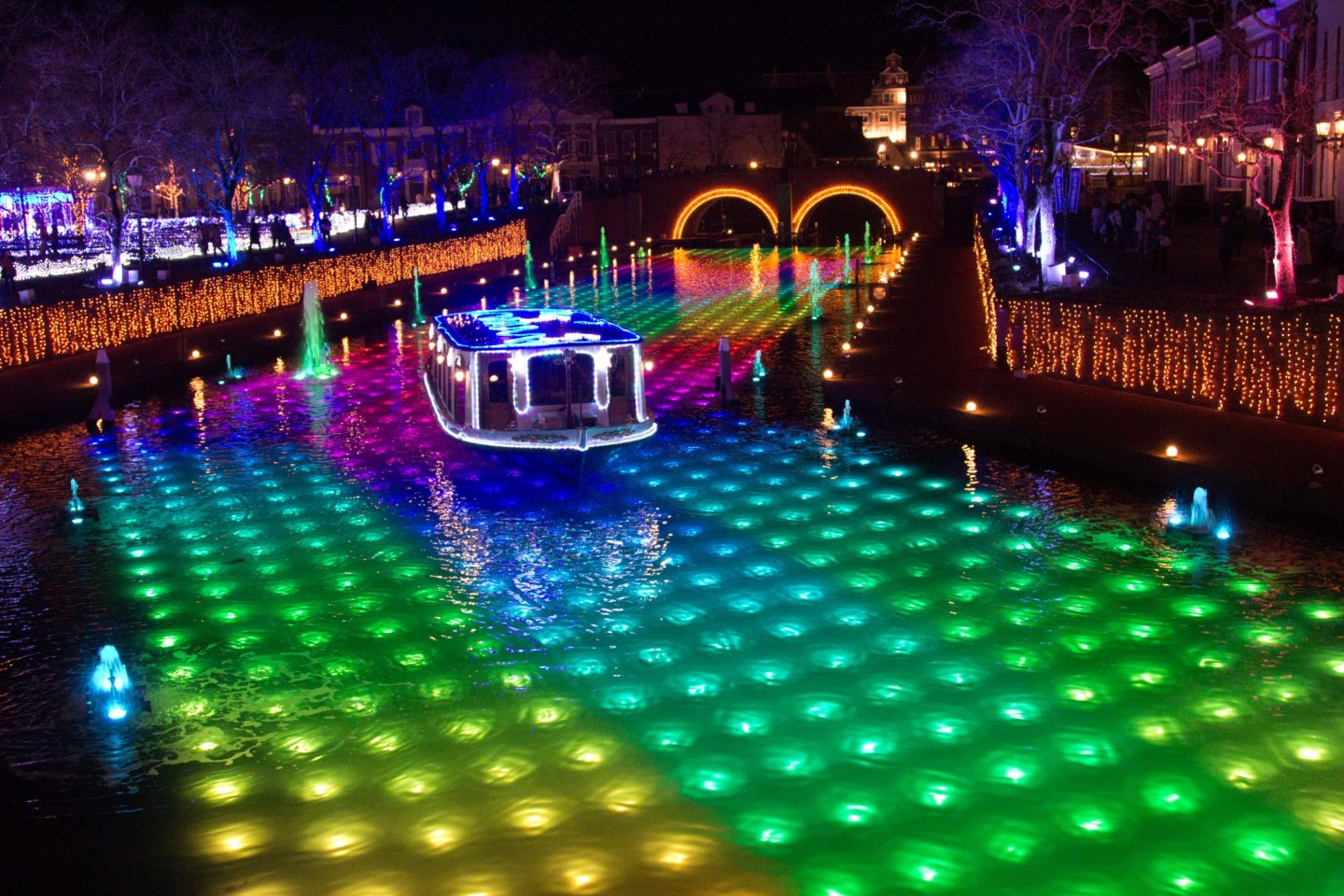 Huis Ten Bosch is pretty famous for the amazing night illuminations