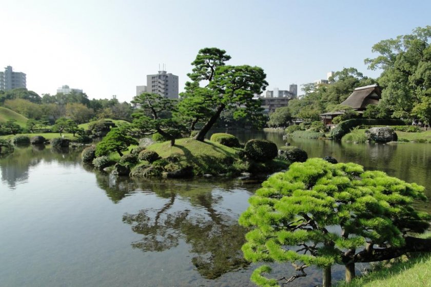 A view of Suizen-ji\'s 400-year-old teahouse on the far right