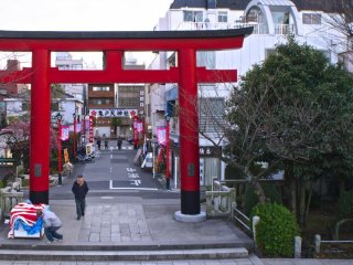Kameido Shrine entrance