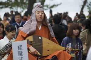 Blind biwa houshi "lute priests" spread the epic tale of the rise and fall of the Heike clan throughout Japan.