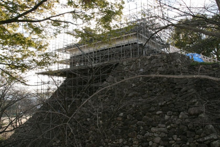 Kameyama Castle undergoing repairs