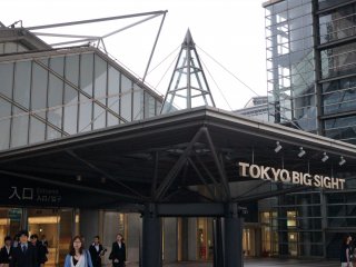 The convention center is comprised of the iconic Conference Tower, the East Exhibition Hall, and the West Exhibition Hall. Many areas overlook Tokyo Bay, including the outdoor exhibition area adjacent to the West Exhibition Hall.