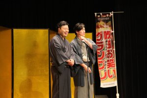 A pair of manzai comedians going for a verbal tit-for-tat on stage