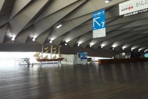 Inside the pier is an immigration lobby. There is also a restaurant and café, several souvenir shops and an exhibition hall. You might or might not notice that this big space has no pillars, no beams and no steps. The wide-open space is really wide open!