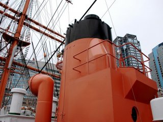 Nippon Maru, Detail, mast and funnel