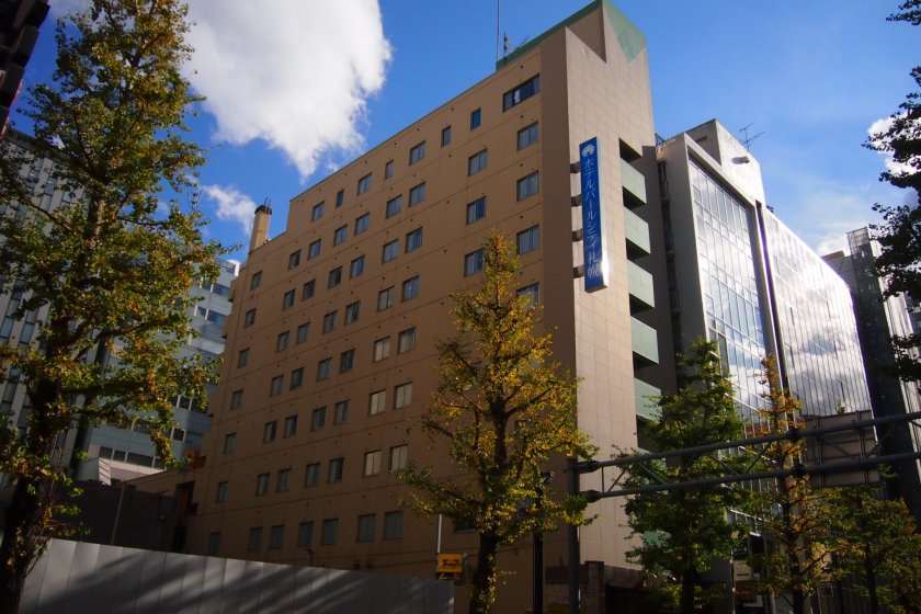 Hotel Pearl City Sapporo has a distinctive slim exterior that makes it look vertically elongated.