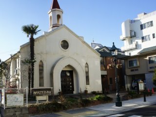 Kobe Baptist Church in Kitano;&nbsp;the Hikari&nbsp;No Oka elementary school is on the right side of the church
