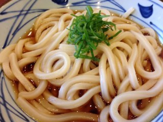 This is the regular size Bukkake Udon for 280 yen, shown here hot&nbsp;in a light sauce with green onions