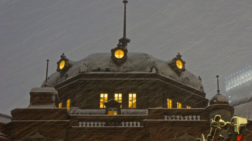 The snowfalls in 2013 and 2014 have&nbsp;been heavy enough that the snow could&nbsp;accumulate&nbsp;on the top of the station building&mdash;a&nbsp;snow cap!