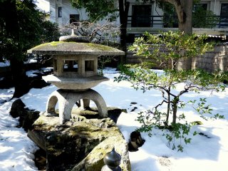 Stone lantern in the snowy garden of Keiunkan