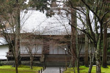 <p>อาคาร Ojo Gokuraku-in Hall ซ่อนตัวอยู่ภายในสวน</p>