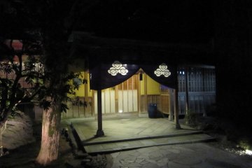 <p>Entrance of the main restaurant, &#39;Kaika-Tei&#39;, which is next to the annex, &#39;Kaika-Tei sou・an&#39;. The party of the International Conference of APEC was held here</p>