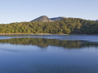 ทะเลสาบ&nbsp;Rokukannon มีเส้นผ่าศูนย์กลางกว่า 400 เมตร (1,312 ft)