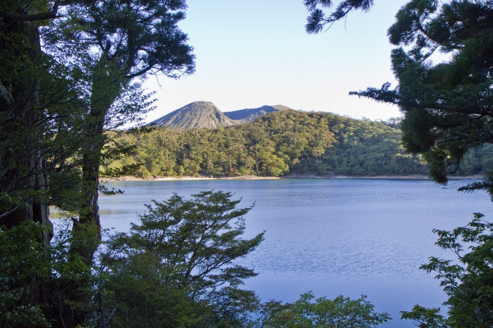 神社近くから眺めた、韓国岳を擁する六観音御池の光景
