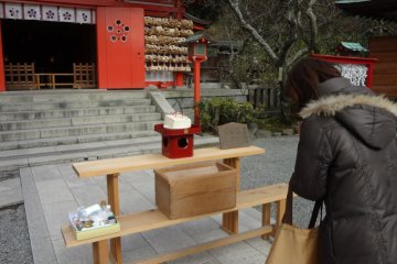 On Feb. 8th a memorial service to “retire” old sewing needles is held. Just like with the brush ceremony, Shinto rituals take place and old needles are dedicated to the shrine.