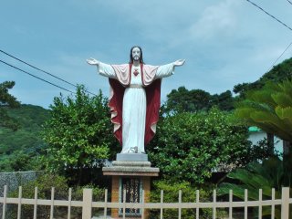 Patung Yesus di halaman Gereja Ebukuro