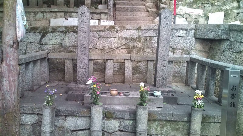 사카모토 료마와 그의 가장 친한 친구인 나카오카 신타로 무덤. 이들은 도사 출신 사무라이로 메이지 유신 한 달 전인 1867년 12월 10일 밤 교토의 오미야 여관에서 함께 암살됐다. 그는 31살이었다