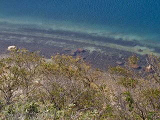Quelques bandes de sable blanc ravivent le bleu du lac et lui conf&egrave;rent une teinte turquoise