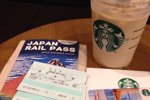 หลังจองตั๋วรถไฟจะได้ใบจองสีเขียวที่ระบุตู้และที่นั่งมาใช้คู่ JR Rail Pass มานั่งฉลองที่ Starbucks ในสถานี Ueno เสียหน่อย