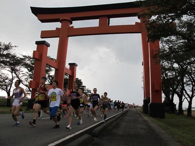 Just after the start of the Ishidan Marathon.