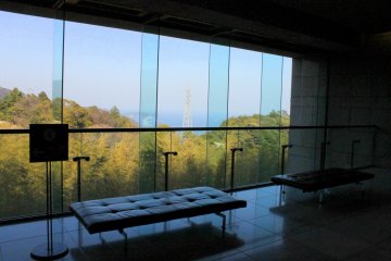 <p>Sit on the elegant benches in the lobby, which overlooks the beautiful blue seascape beyond the bamboo trees.</p>