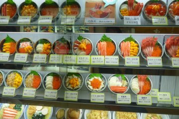 <p>ภาพตัวอย่างเมนูอาหารทะเลตามร้าน ราคาตั้งแต่ 1,500 - 2,900 เยน</p>