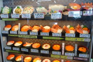 ภาพตัวอย่างเมนูอาหารทะเลตามร้าน ราคาตั้งแต่ 840 - 2,100 เยน