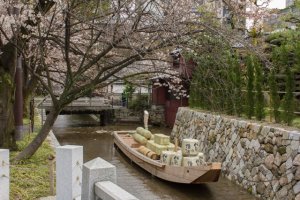 This small port is called the Ichi-no-Funairi, and is one of the nine sites between Nijo and Shijo streets where cargo was loaded or unloaded. This is a replica of the original boats that were used in those days
